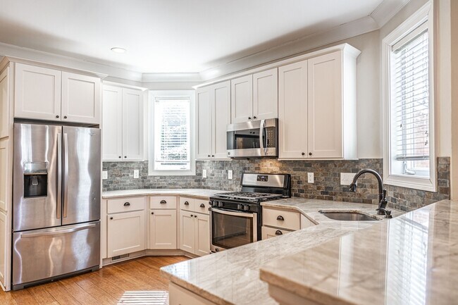 Building Photo - 445 N May St