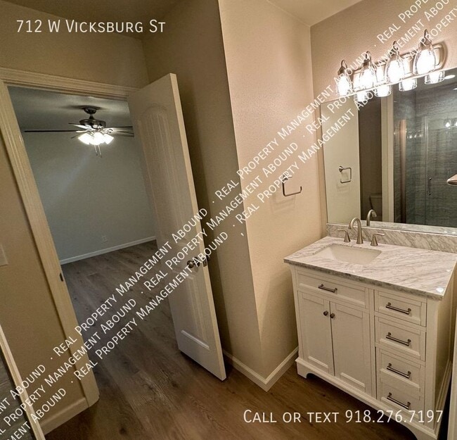 Building Photo - 712 W Vicksburg St