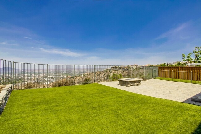 Building Photo - Beautiful Sky Ranch home with Spectacular Views!