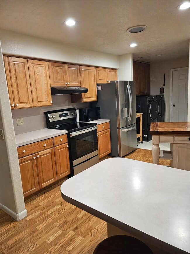 Building Photo - 837 W 30 S St