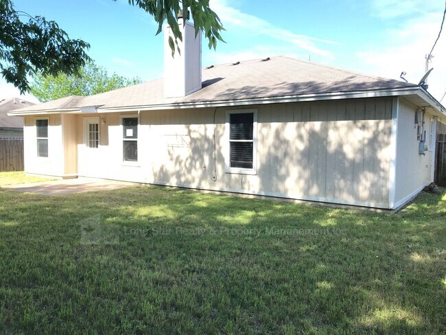 Building Photo - 1910 Fleetwood Dr