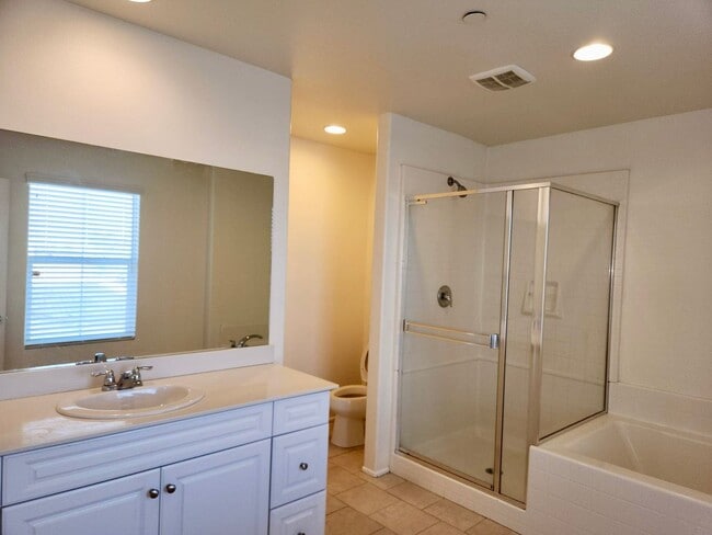 Building Photo - Newer 5 Bedroom home in quiet Lancaster co...