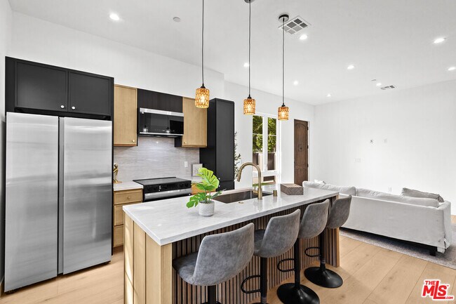 Building Photo - 2324 S Dunsmuir Ave