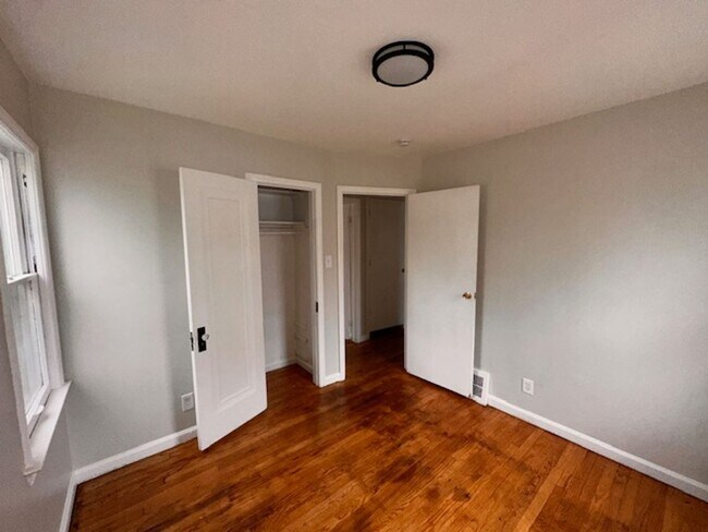 Building Photo - Three Bed 1 Bath Brick Bungalow with basement on the east-side of Detroit! Move in Ready!