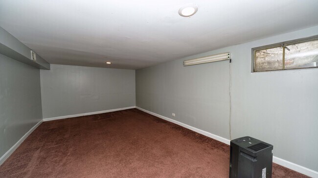 Building Photo - 7913 N Nordica Ave