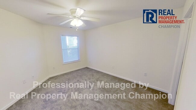 Building Photo - First Floor Condo with Spacious Floorplan