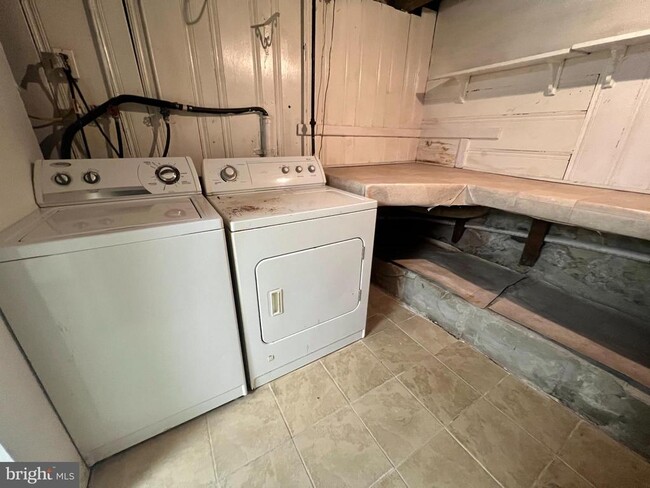 Building Photo - 2408 S Sartain St