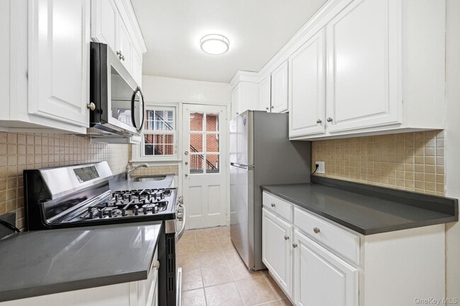 Building Photo - 61 Davis Ave