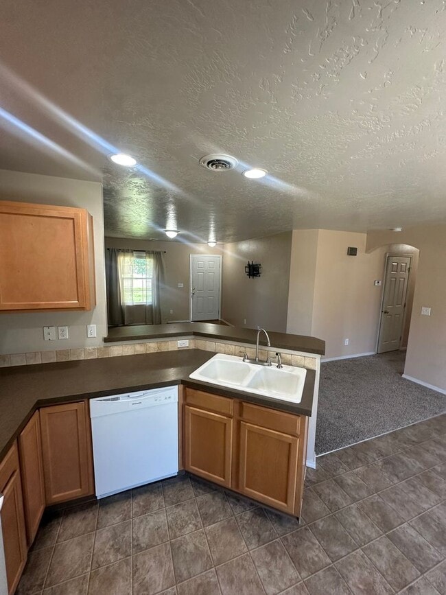 Building Photo - 3 bedroom 2 bath home in beautiful Meridia...
