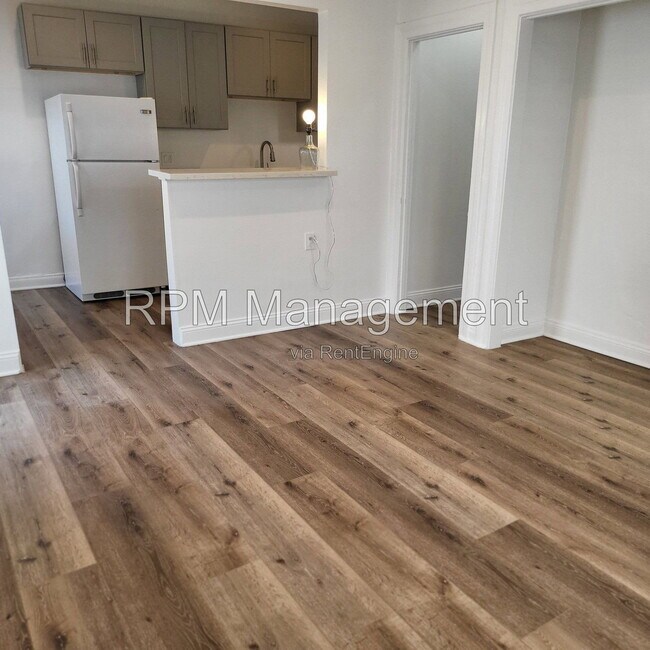Building Photo - 831 1/3 N Formosa Ave