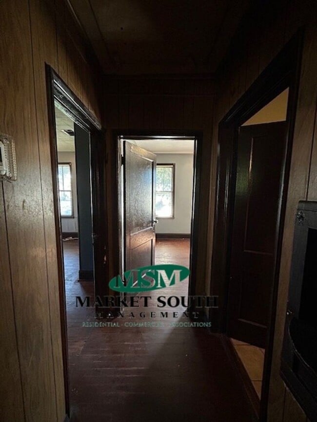 Building Photo - EASTSIDE BUNGALOW ON WALDBURG!