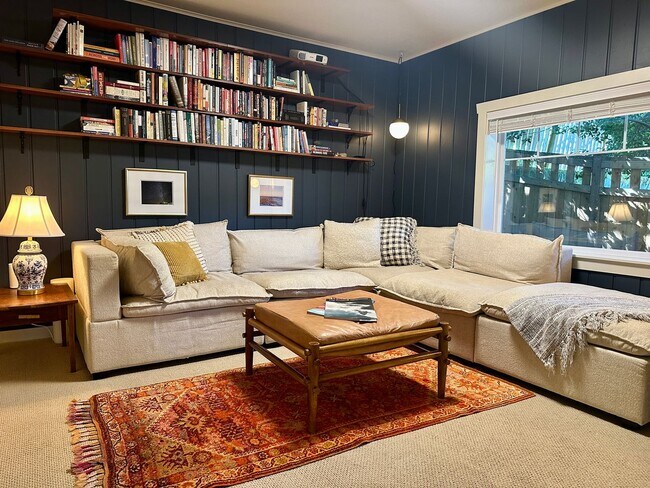 Building Photo - Gorgeous Maple Leaf Property - Huge Yard a...