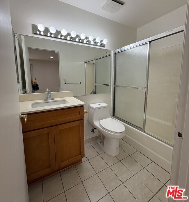 Building Photo - 433 S Manhattan Pl