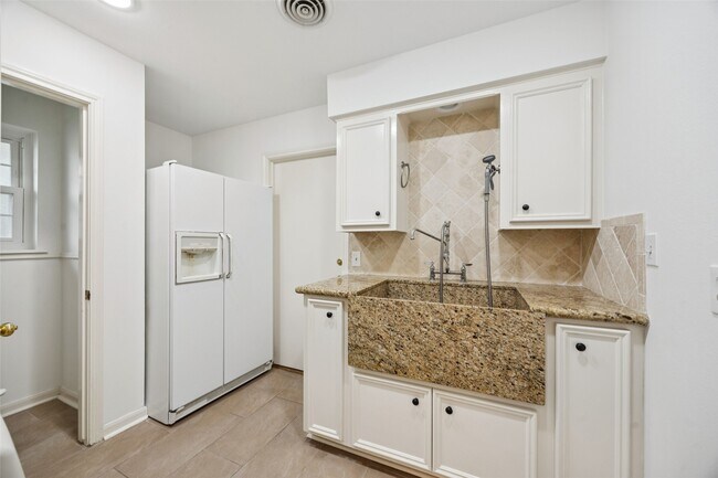 Building Photo - 10603 Lynbrook Dr