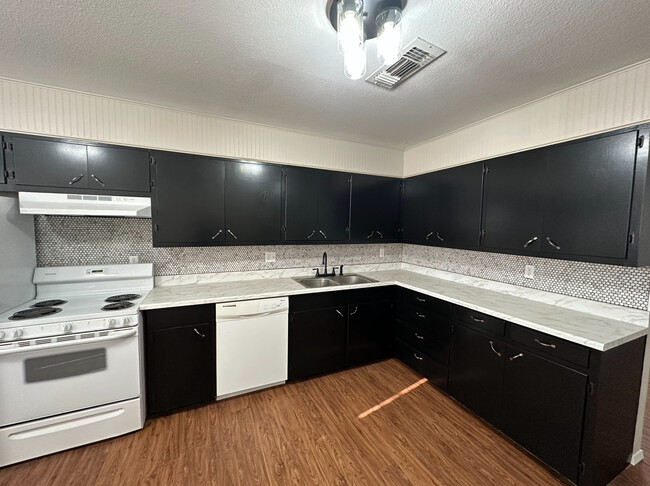 Kitchen - 1700 Scurry St