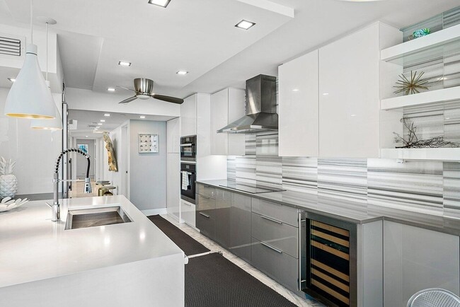 Building Photo - 3211 S Ocean Blvd