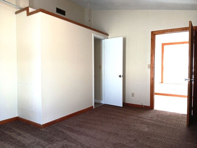 Building Photo - 2/1 bungalow in north St Pete