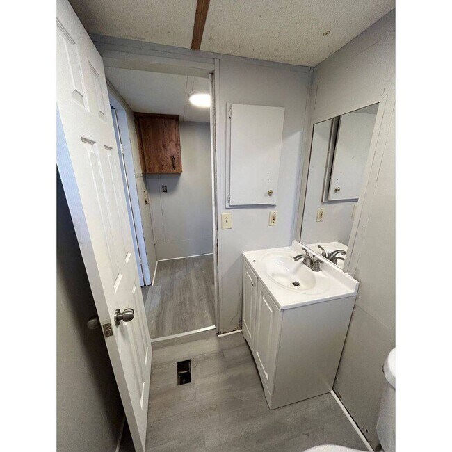 Building Photo - 4502 E Old Marion Hwy