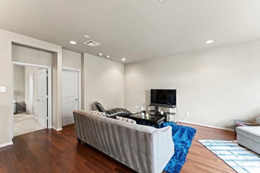 Building Photo - 235 N Lenox St