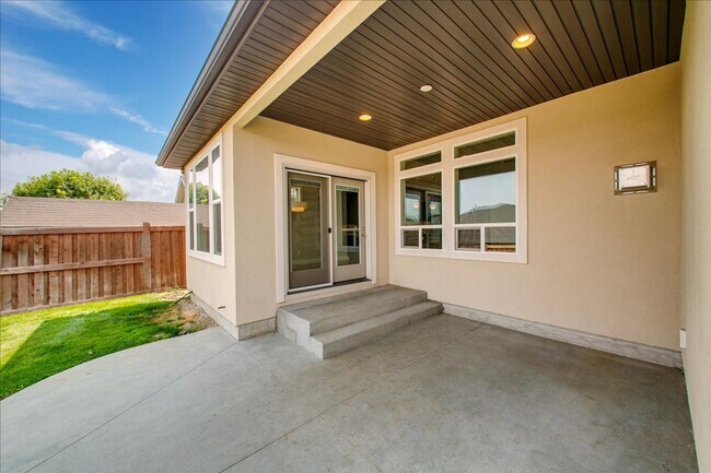 Building Photo - Beautiful Home in Desired Hazelwood Subdiv...