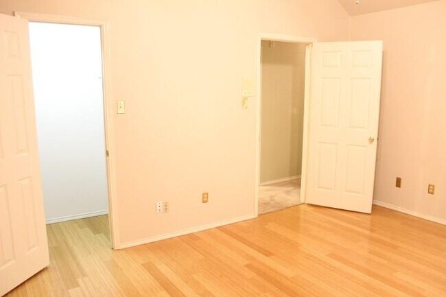 Building Photo - 1013 Stone Gate Dr