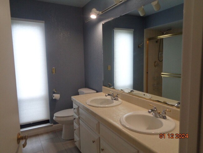 Building Photo - 1250 Redwood Ct