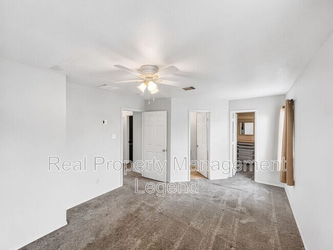 Building Photo - 3211 Roundtree Ln