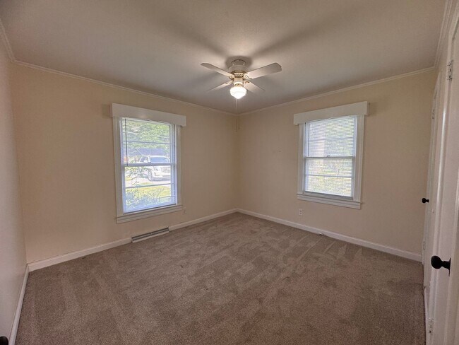 Building Photo - 3BR 1.5BA Brick Ranch in Lexington