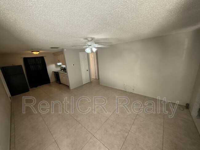 Building Photo - 561 Laura Ln