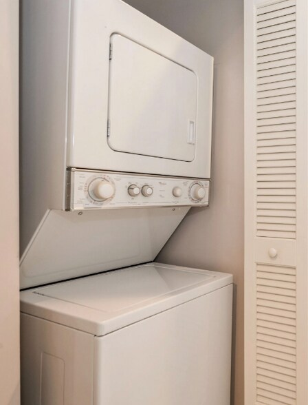 Building Photo - 932 Lake St