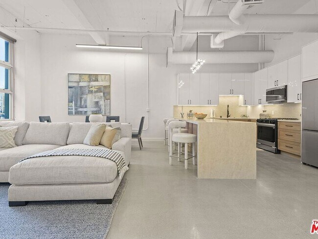 Building Photo - 1130 Flower St