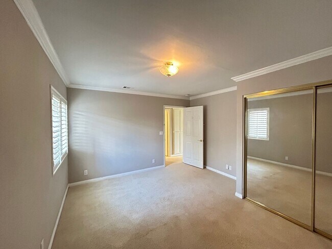 Building Photo - Stunning 4 Bedroom 2.5 Bath Home with Offi...