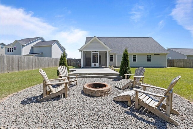 Building Photo - 3 bedroom with BONUS room in community pool neighborhood!