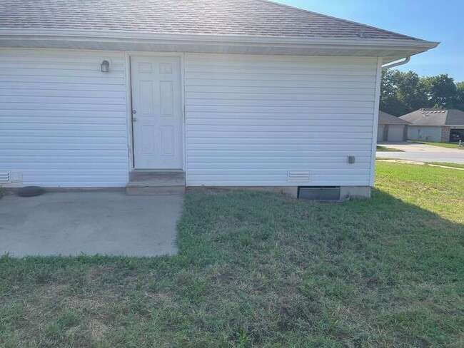 Building Photo - 3 Bed, 2 Bath, home in Republic schools!!!!