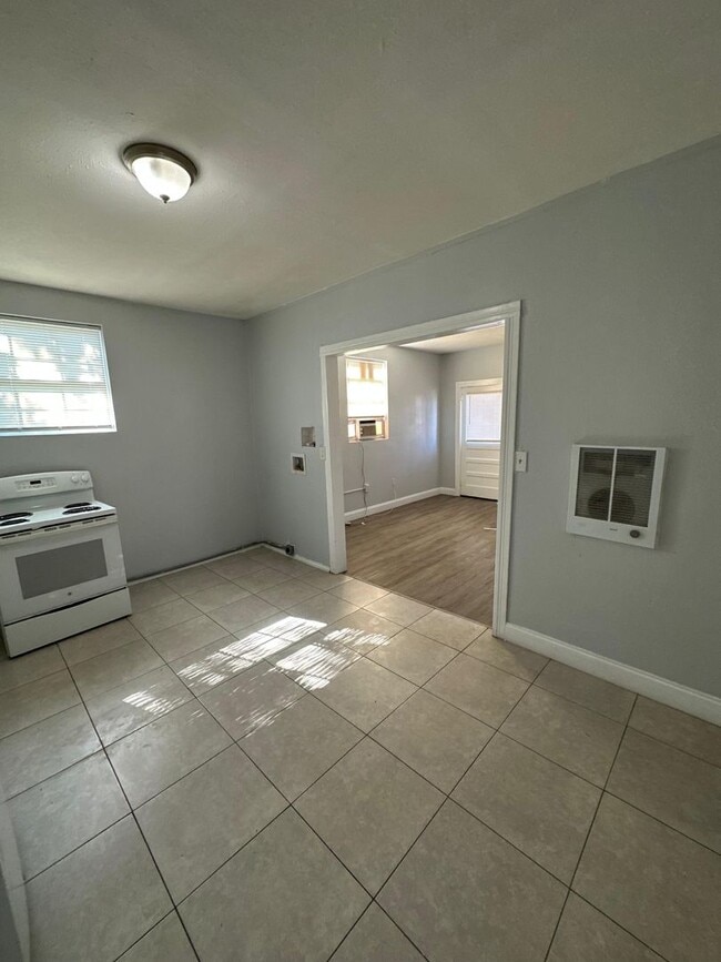 Building Photo - Fully Renovated 2/1-Single Family  Available for Immediate Rent!