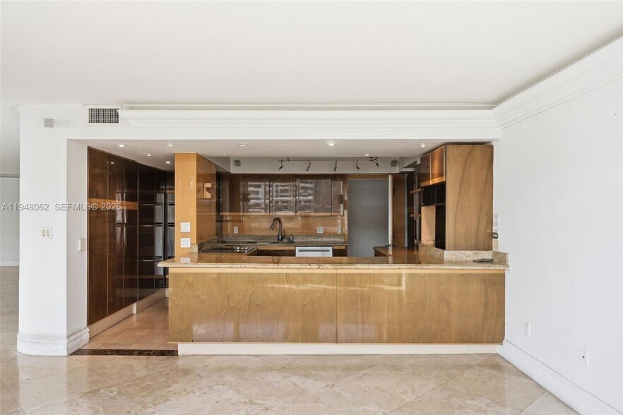 Building Photo - 3 Grove Isle Dr