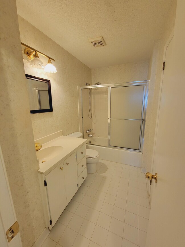 Building Photo - 517 Saddlewood Ln