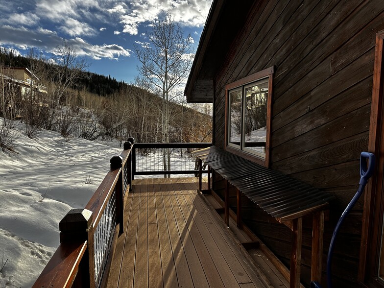 Decks on two sides - 2592 Anthonys Cir