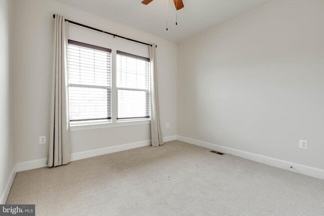 Building Photo - 8369 Meadowood Dr