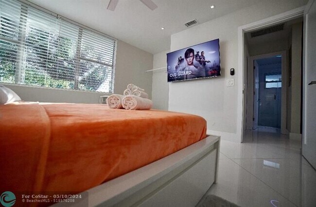 Building Photo - 327 Lancaster St