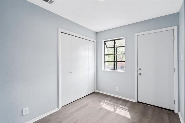Building Photo - 302 Hedgewood Dr