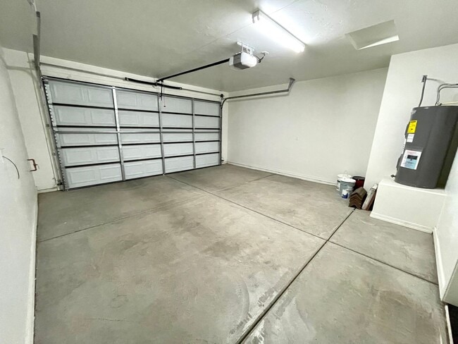 Building Photo - Great 3 Bedroom Home near Hualapai School!