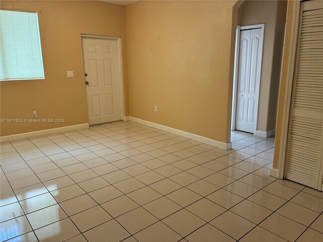 Building Photo - 1536 SE 25th St