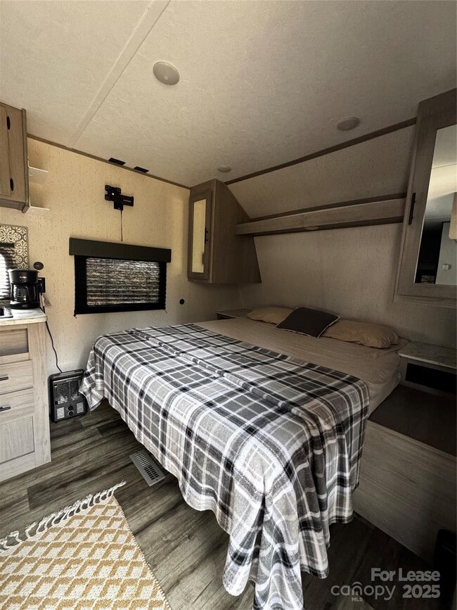 Building Photo - 404 Moss Springs Rd