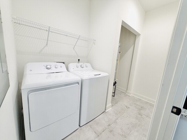 Building Photo - 2035 Rosewood Dr