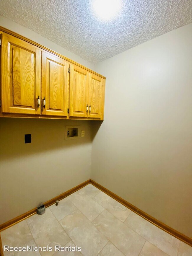 Building Photo - 3 br, 3.5 bath House - 10802 W. 116th Terrace