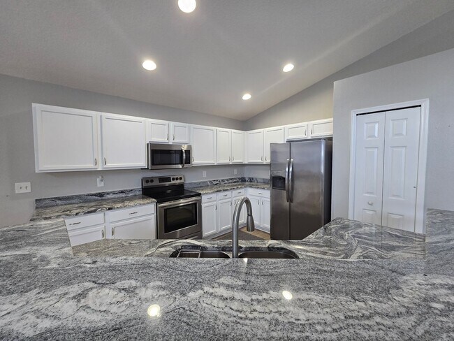 Building Photo - New Listing in Land O'Lakes