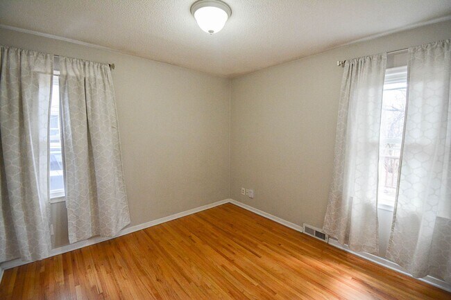 Building Photo - Charming SW Rochester home with fenced yard!