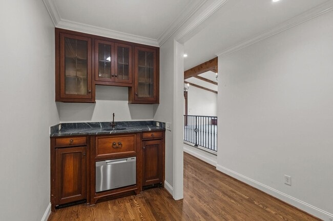 Building Photo - 2019 Overhill Dr