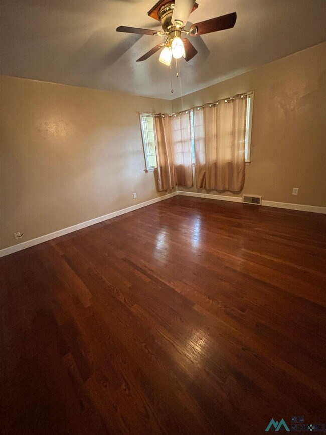 Building Photo - 1420 E 21st St